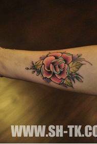 Meiteņu ieroču populārais popkrāsas rožu tetovējums