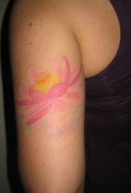 Нежна тетоважа лотоса у боји рамена