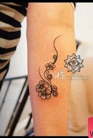 Modello di tatuaggio popolare piccolo fiore di ciliegio braccio della ragazza