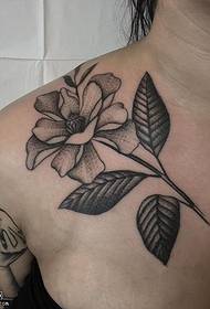 Pečių juodos pilkos spalvos augalų tatuiruotės modelis