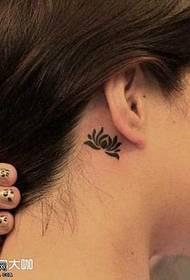 Шаблон татуювання лотоса на шиї