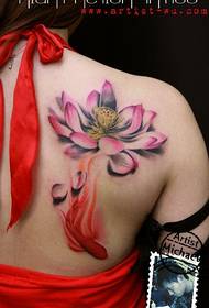Vrouwelijke rug schouders mooi en populair lotus tattoo patroon