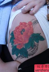 Modello di tatuaggio di peonia colorata gambe ragazza