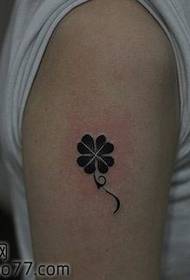 Čudovit vzorec tetovaže detelje s štirimi listi