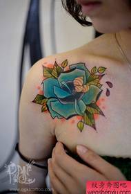 Mooie pop-rose tattoo op de schouder van het meisje