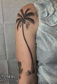 Узорак тетоваже на рамену кокосовог дрвета