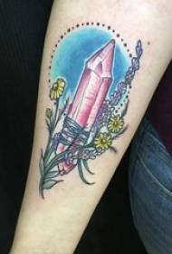 Mergaitės rankos dažyti kristalai ir augalų levandų tatuiruočių nuotraukos