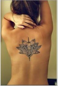 Ang pattern ng babaeng back vanity lotus tattoo