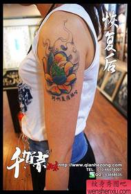 Flickans arm vackra färgade traditionella lotus tatuering mönster