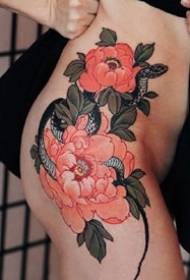 Un groupe de rouge approprié pour les travaux traditionnels de tatouage de fleur de pivoine de femmes