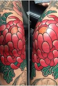 Modello grande tatuaggio peonia sul ginocchio