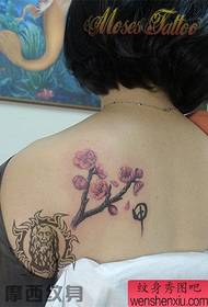 Fermoso patrón de tatuaxe de flor de ameixa na parte traseira das nenas