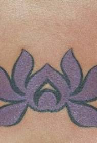 Vrouwelijke taille paarse lotus totem tattoo patroon