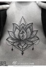 Lotus sēdekļa tetovējums uz krūtīm