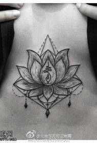 Tatuu ijoko Lotus lori àyà