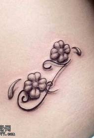 Waist-looking four-leaf clover tattoo pattern