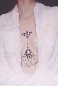Tato bunga lotus yang indah