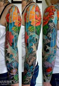 Rokas ūdens viļņa lotosa tetovējuma modelis