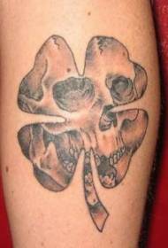 Ирска детелина са четири листа и тетоважама