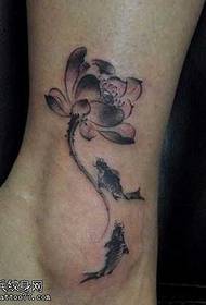 Patrón de tatuaje de loto de calamar con pintura de tinta de tobillo