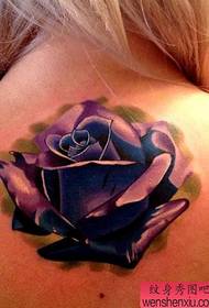ein schönes lila Rosen-Tätowierungsmuster
