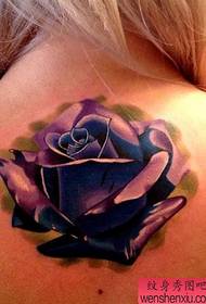 un bellissimo modello di tatuaggio rosa viola