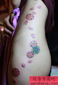Zavodljiva ljepota bočnog struka hip kuka sakura tetovaža