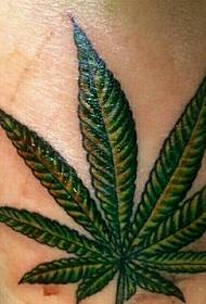 Татуировка с зелеными листьями идеальна