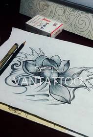 Juodos pilkos spalvos tradicinės lotoso tatuiruotės rankraščio nuotrauka