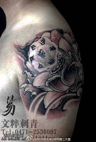 Modello classico del tatuaggio del loto tibetano