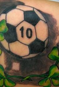 Zwart en wit voetbal met groen klavertattoopatroon