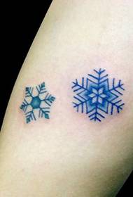 een mooie gekleurde sneeuwvlok tattoo foto