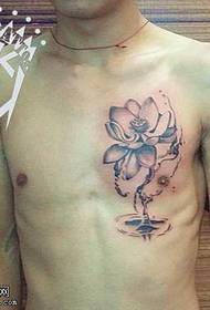 modeli tatuazh i lotusit në gjoks