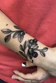 Braccio del ragazzo sull'immagine nera del tatuaggio della foglia della pianta di tecnica di puntura