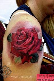Рака убава шема за тетоважа со розова боја