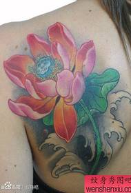 Girls ' skouers is gewilde en pragtige tradisionele lotus-tatoo-ontwerpe