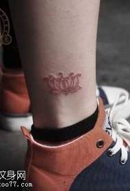 Motivo tatuaggio loto gamba linea
