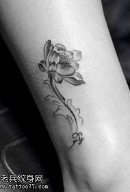 Bellissimo modello di tatuaggio di loto sulle gambe