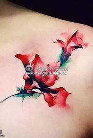 Татуировка с лилией на плечах