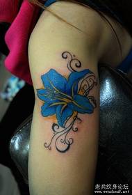 Женщина татуировки: лилия цветок татуировки