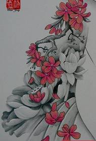 Gyönyörű és gyönyörű lótuszvirág cseresznye tetoválás hátulján