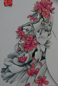 Bellissimo e bellissimo tatuaggio di fiori di loto ciliegia sul retro