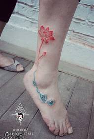 Tatoo la wingu la ausus la kunyoa kwenye ankle