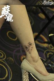 Moteriškos blauzdos populiarus gražus keturių lapų dobilų tatuiruotės modelis