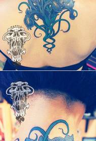 Bellissimo tatuaggio floreale con iris femminile sul retro della ragazza