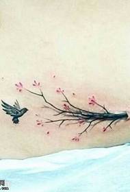 Patrón de tatuaje de ciruela en la cintura