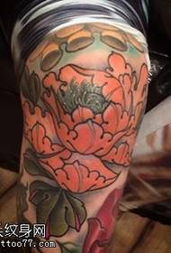 Modello di tatuaggio al ginocchio peonia