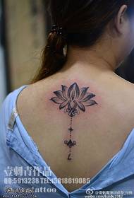 Modello tatuaggio loto posteriore