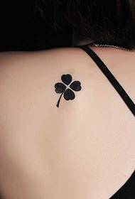 Modello di tatuaggio del trifoglio posteriore