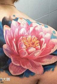 Modello di tatuaggio loto spalla rosa